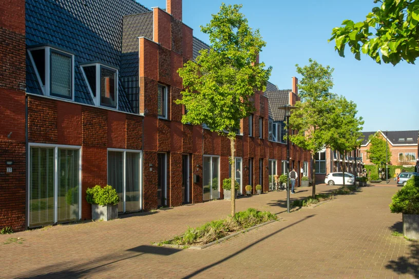 Nieuwbouw woonstraat met Nederlandse rijwoningen — bouwtrajecten en bouwvergunningen